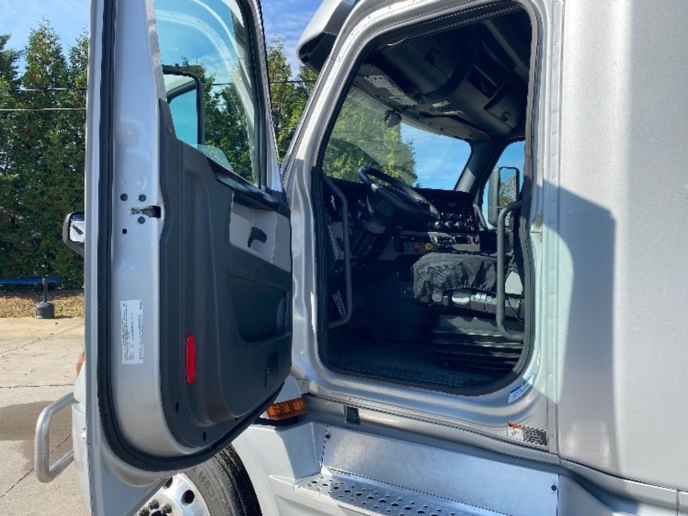 Sleeper Tractor-Heavy Duty Tractors-Freightliner-2021-T12664ST-Morristown-TN-406,663\n\t\tmiles-$ 82,500 - Image 9