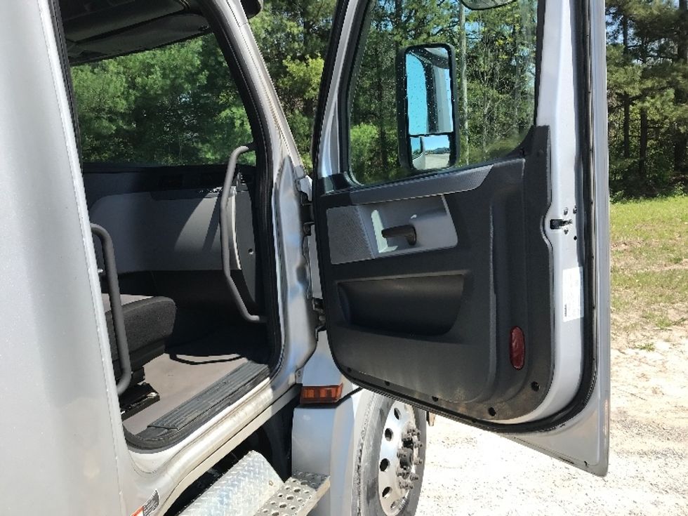 Sleeper Tractor-Heavy Duty Tractors-Freightliner-2021-T12664ST-Morristown-TN-446,193\n\t\tmiles-$ 63,250 - Image 13