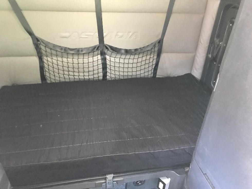 Sleeper Tractor-Heavy Duty Tractors-Freightliner-2021-T12664ST-Morristown-TN-446,193\n\t\tmiles-$ 63,250 - Image 16