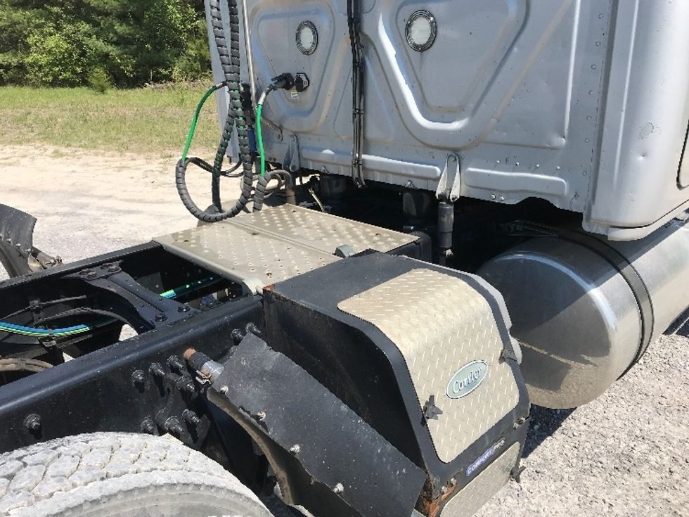 Sleeper Tractor-Heavy Duty Tractors-Freightliner-2021-T12664ST-Morristown-TN-446,193\n\t\tmiles-$ 63,250 - Image 22