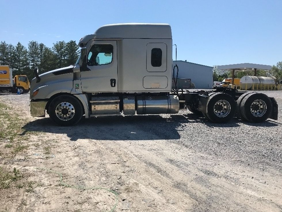 Sleeper Tractor-Heavy Duty Tractors-Freightliner-2021-T12664ST-Morristown-TN-446,193\n\t\tmiles-$ 63,250 - Image 4