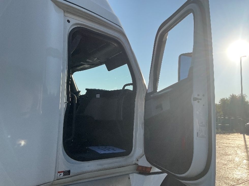 Sleeper Tractor-Heavy Duty Tractors-Freightliner-2021-T12664ST-Mount Pleasant-PA-559,959\n\t\tmiles-$ 52,750 - Image 13