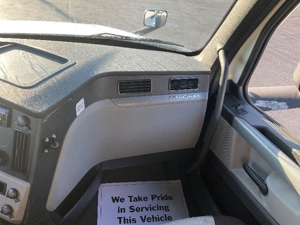 Sleeper Tractor-Heavy Duty Tractors-Freightliner-2021-T12664ST-Mount Pleasant-PA-559,959\n\t\tmiles-$ 52,750 - Image 14