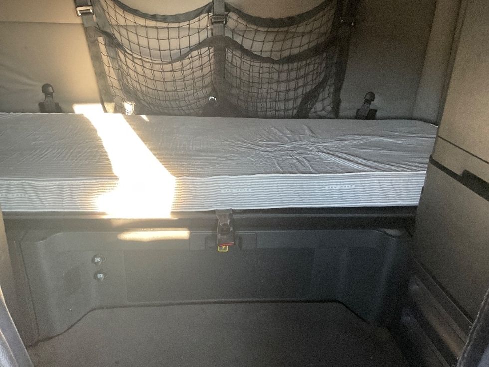 Sleeper Tractor-Heavy Duty Tractors-Freightliner-2021-T12664ST-Mount Pleasant-PA-559,959\n\t\tmiles-$ 52,750 - Image 16