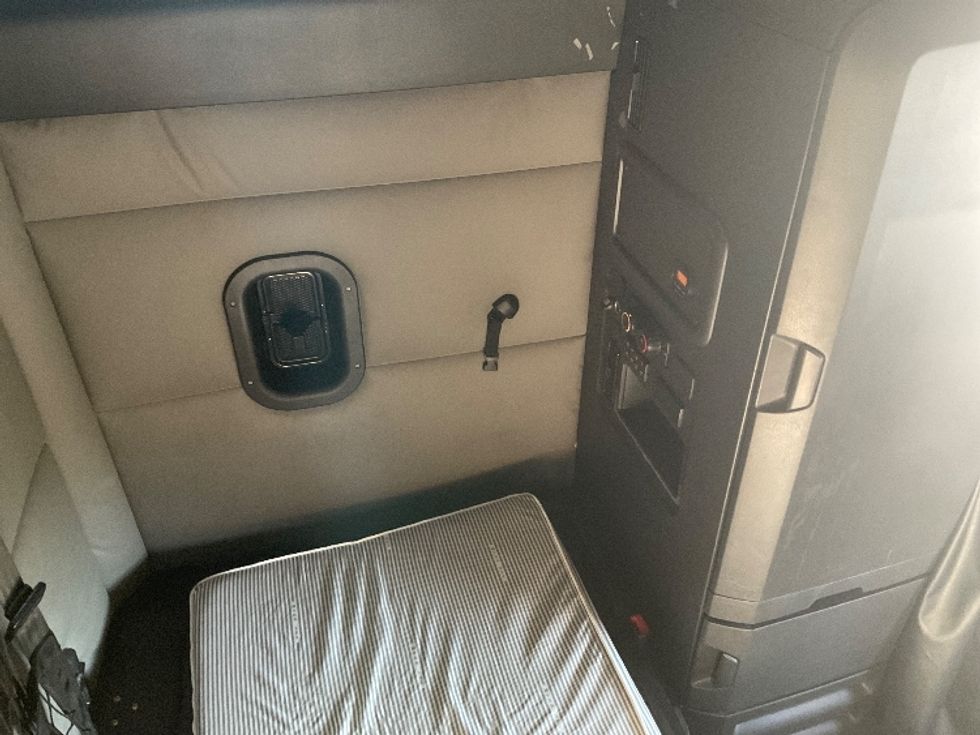 Sleeper Tractor-Heavy Duty Tractors-Freightliner-2021-T12664ST-Mount Pleasant-PA-559,959\n\t\tmiles-$ 52,750 - Image 17