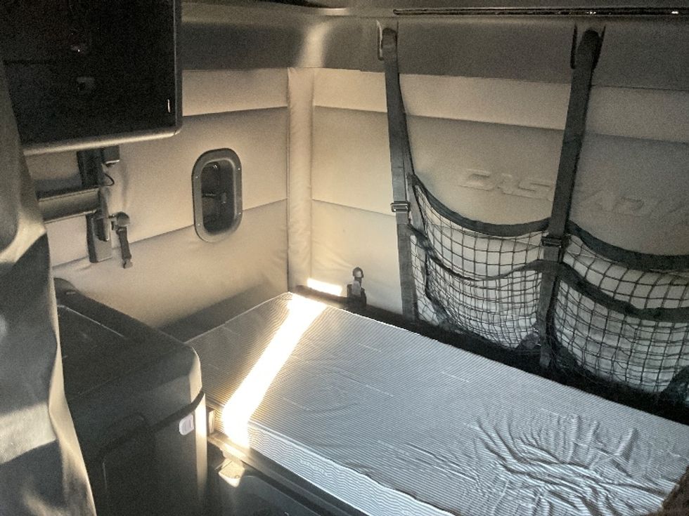 Sleeper Tractor-Heavy Duty Tractors-Freightliner-2021-T12664ST-Mount Pleasant-PA-559,959\n\t\tmiles-$ 52,750 - Image 18