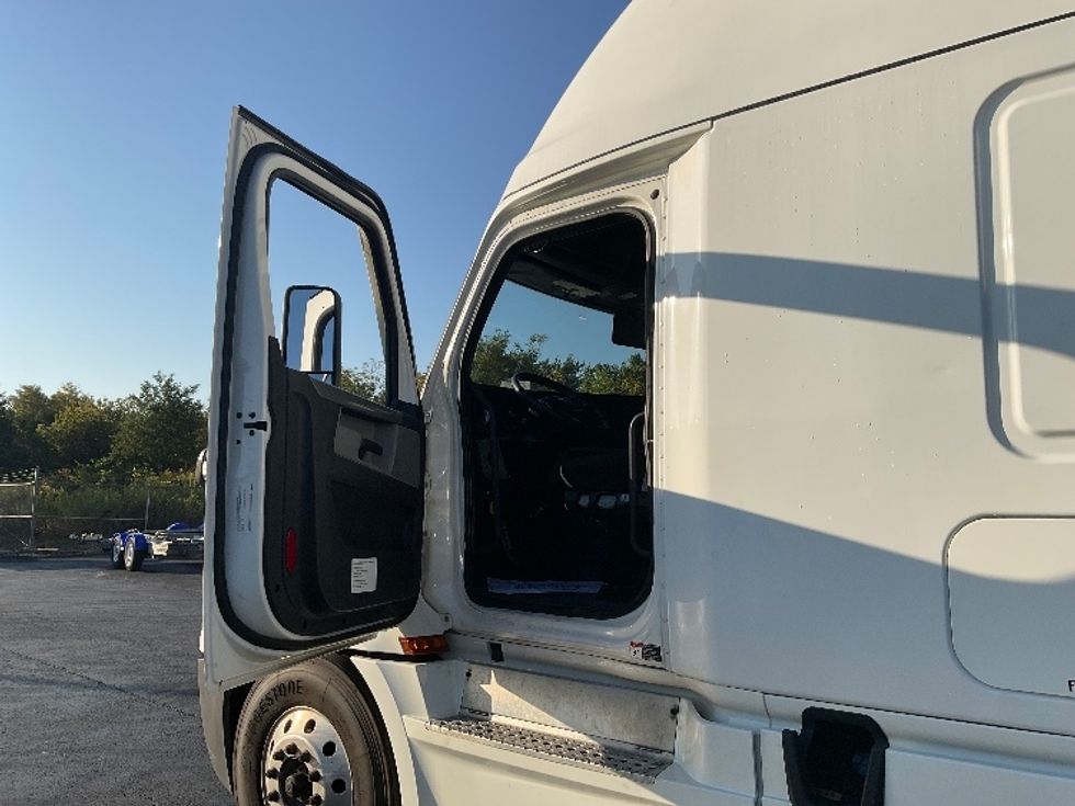 Sleeper Tractor-Heavy Duty Tractors-Freightliner-2021-T12664ST-Mount Pleasant-PA-559,959\n\t\tmiles-$ 52,750 - Image 9