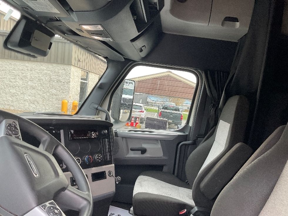 Sleeper Tractor-Heavy Duty Tractors-Freightliner-2021-T12664ST-Mount Pleasant-PA-591,151\n\t\tmiles-$ 56,750 - Image 10