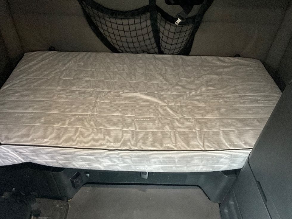 Sleeper Tractor-Heavy Duty Tractors-Freightliner-2021-T12664ST-Mount Pleasant-PA-591,151\n\t\tmiles-$ 56,750 - Image 17