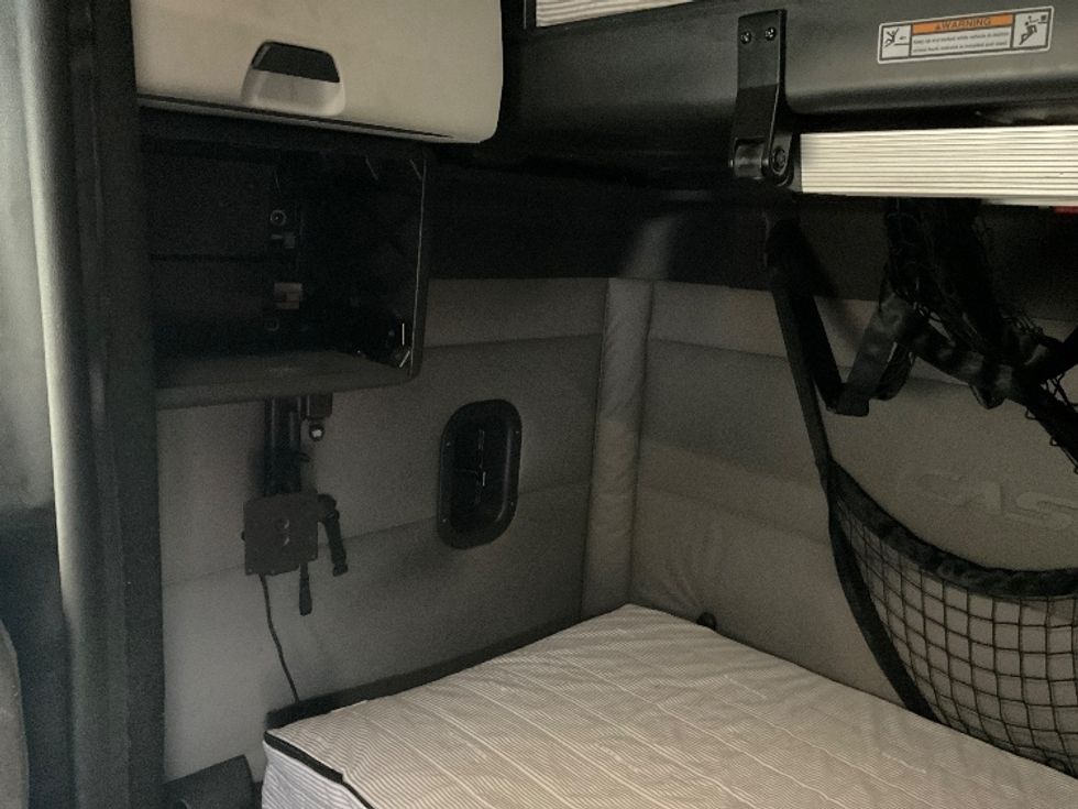 Sleeper Tractor-Heavy Duty Tractors-Freightliner-2021-T12664ST-Mount Pleasant-PA-591,151\n\t\tmiles-$ 56,750 - Image 19