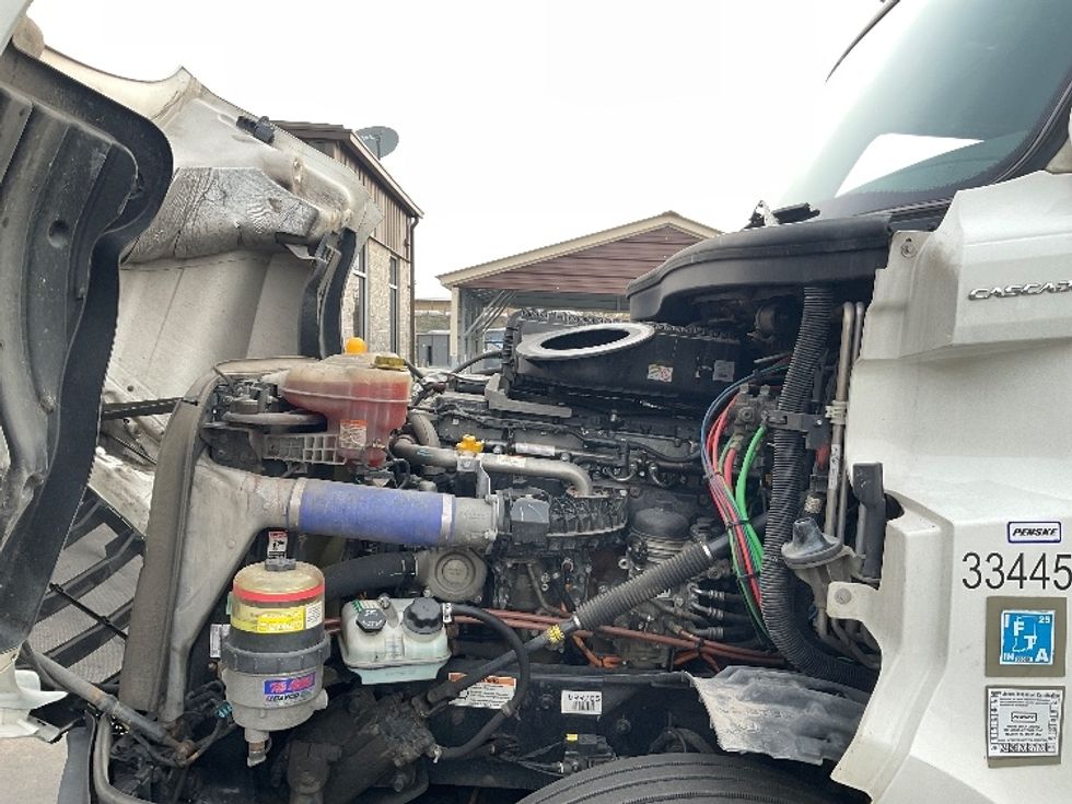 Sleeper Tractor-Heavy Duty Tractors-Freightliner-2021-T12664ST-Mount Pleasant-PA-591,151\n\t\tmiles-$ 56,750 - Image 21