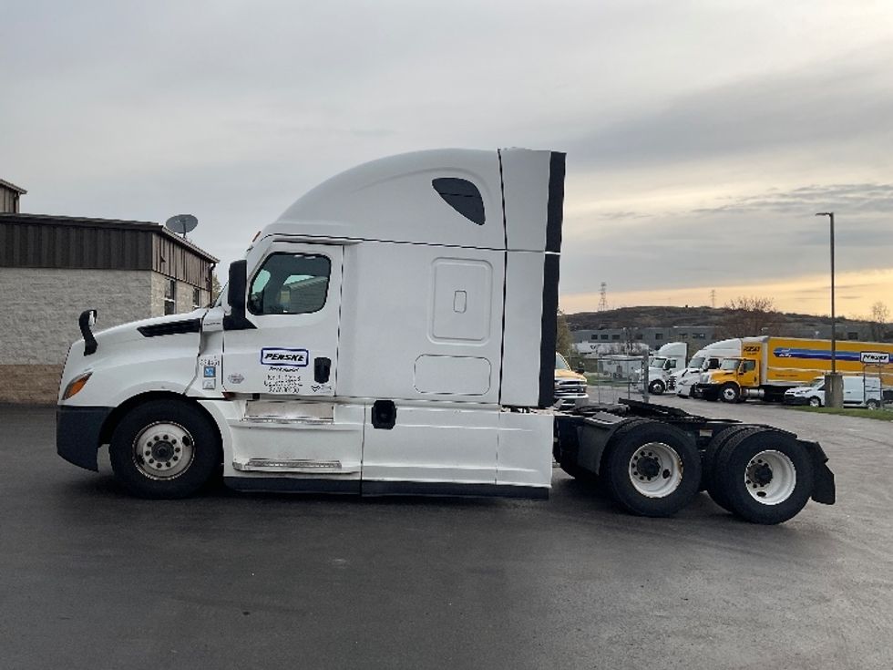 Sleeper Tractor-Heavy Duty Tractors-Freightliner-2021-T12664ST-Mount Pleasant-PA-591,151\n\t\tmiles-$ 56,750 - Image 4