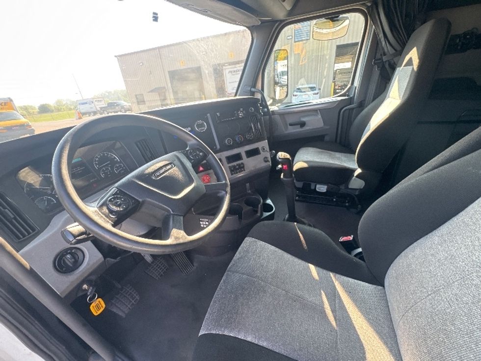 Sleeper Tractor-Heavy Duty Tractors-Freightliner-2021-T12664ST-Nashville (Mount Juliet)-TN-418,319\n\t\tmiles-$ 77,500 - Image 10