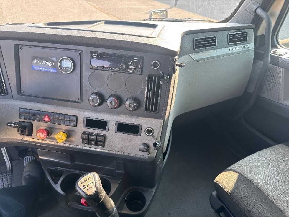 Sleeper Tractor-Heavy Duty Tractors-Freightliner-2021-T12664ST-Nashville (Mount Juliet)-TN-418,319\n\t\tmiles-$ 77,500 - Image 12