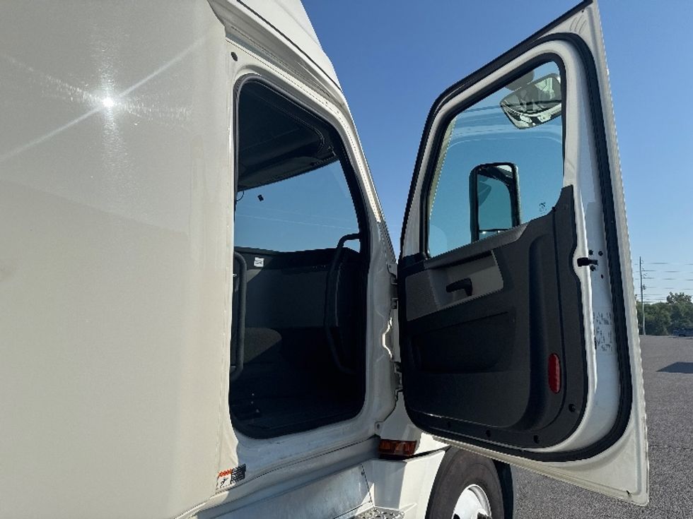 Sleeper Tractor-Heavy Duty Tractors-Freightliner-2021-T12664ST-Nashville (Mount Juliet)-TN-418,319\n\t\tmiles-$ 77,500 - Image 13
