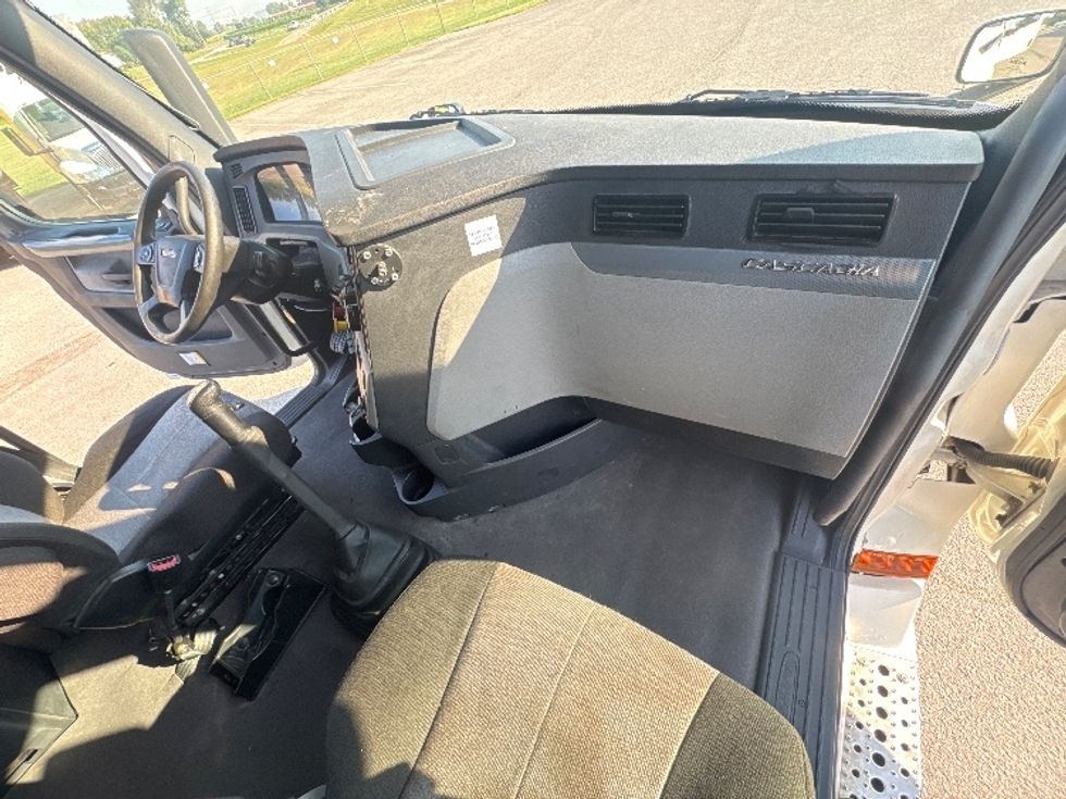 Sleeper Tractor-Heavy Duty Tractors-Freightliner-2021-T12664ST-Nashville (Mount Juliet)-TN-418,319\n\t\tmiles-$ 77,500 - Image 14