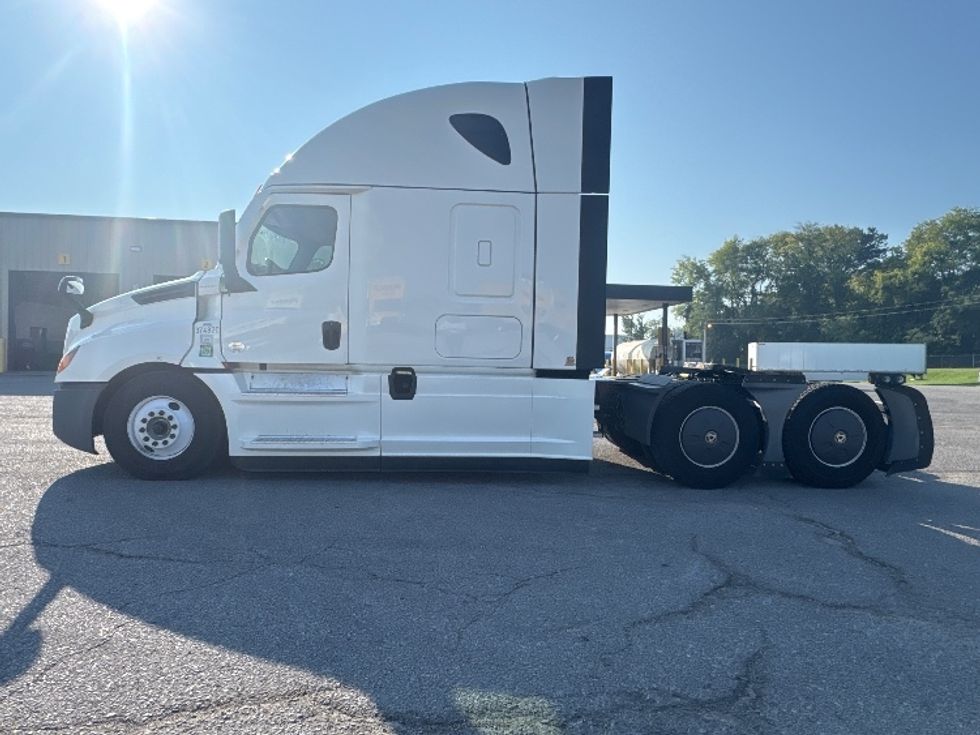 Sleeper Tractor-Heavy Duty Tractors-Freightliner-2021-T12664ST-Nashville (Mount Juliet)-TN-418,319\n\t\tmiles-$ 77,500 - Image 4