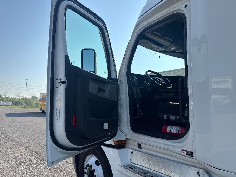 Sleeper Tractor-Heavy Duty Tractors-Freightliner-2021-T12664ST-Nashville (Mount Juliet)-TN-418,319\n\t\tmiles-$ 77,500 - Image 9