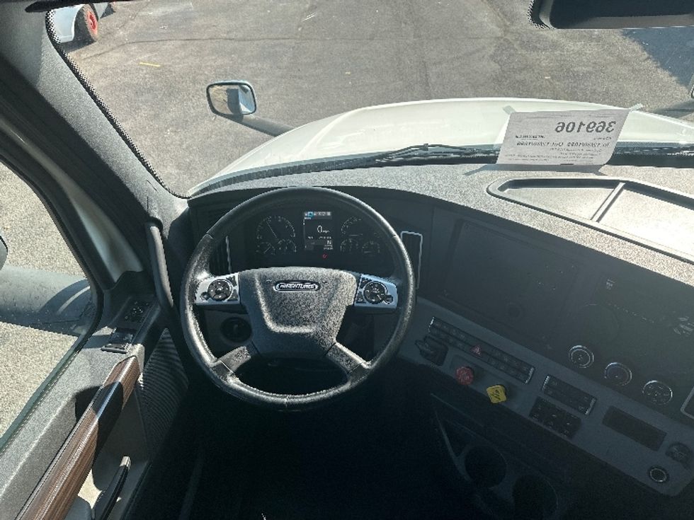 Sleeper Tractor-Heavy Duty Tractors-Freightliner-2021-T12664ST-Nashville (Mount Juliet)-TN-594,936\n\t\tmiles-$ 60,000 - Image 11