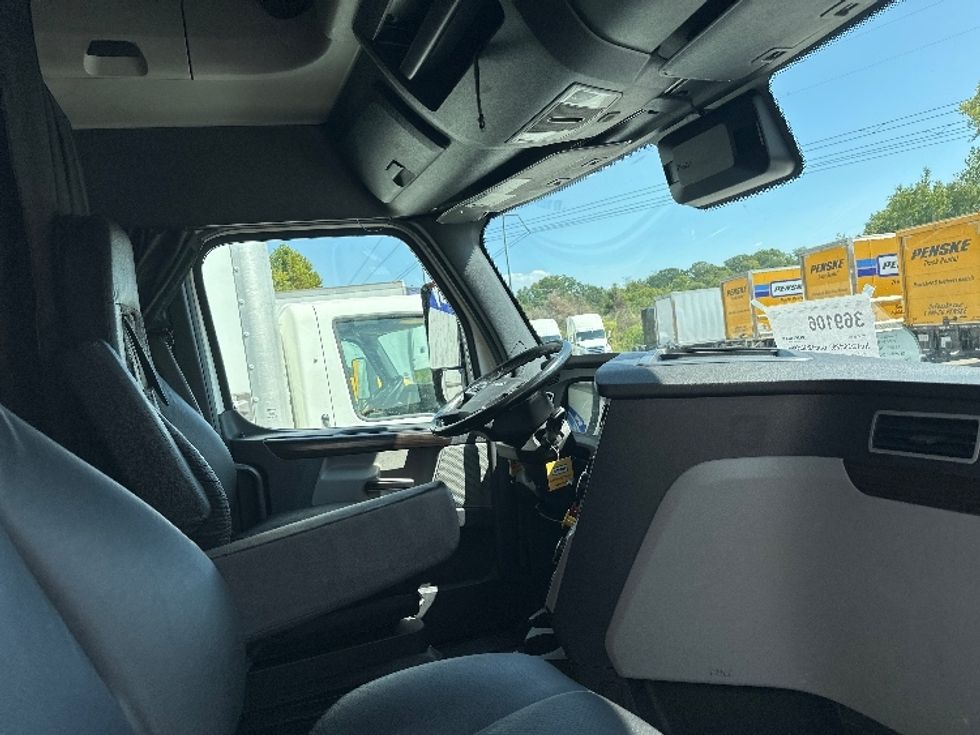 Sleeper Tractor-Heavy Duty Tractors-Freightliner-2021-T12664ST-Nashville (Mount Juliet)-TN-594,936\n\t\tmiles-$ 60,000 - Image 15