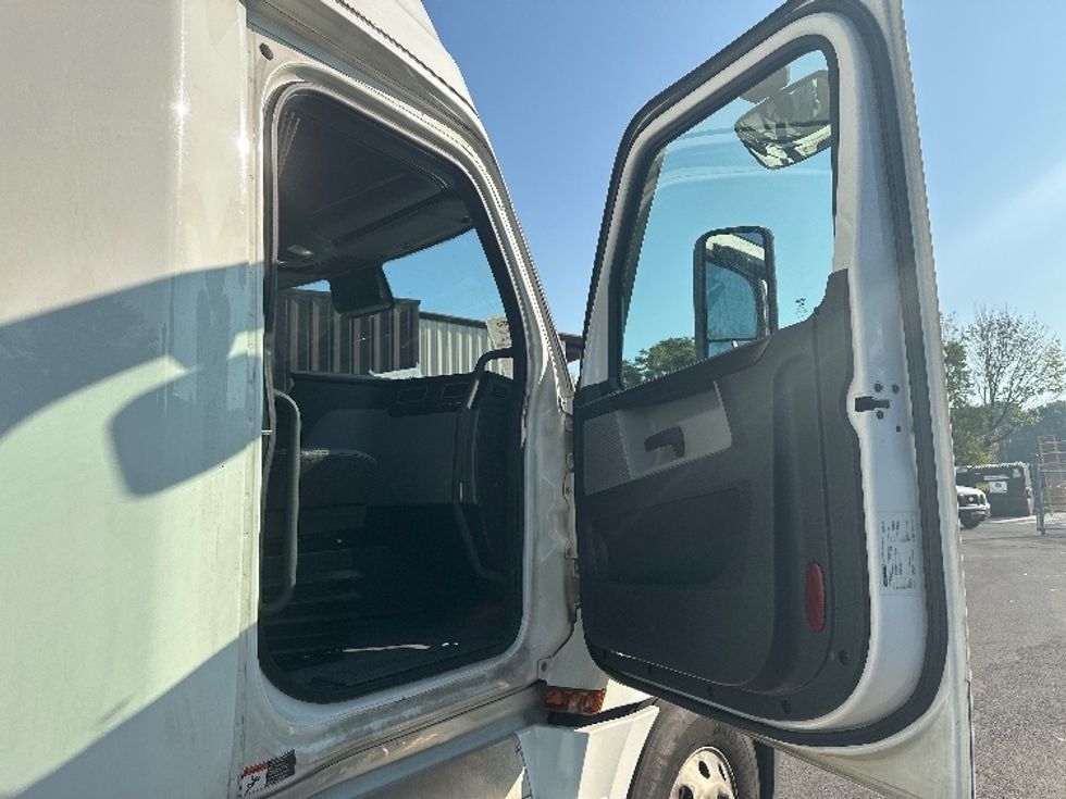Sleeper Tractor-Heavy Duty Tractors-Freightliner-2021-T12664ST-Nashville (Mount Juliet)-TN-594,936\n\t\tmiles-$ 60,000 - Image 13