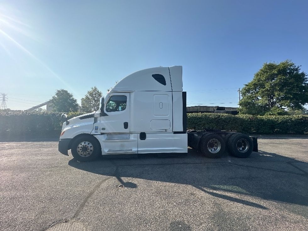 Sleeper Tractor-Heavy Duty Tractors-Freightliner-2021-T12664ST-Nashville (Mount Juliet)-TN-594,936\n\t\tmiles-$ 60,000 - Image 4