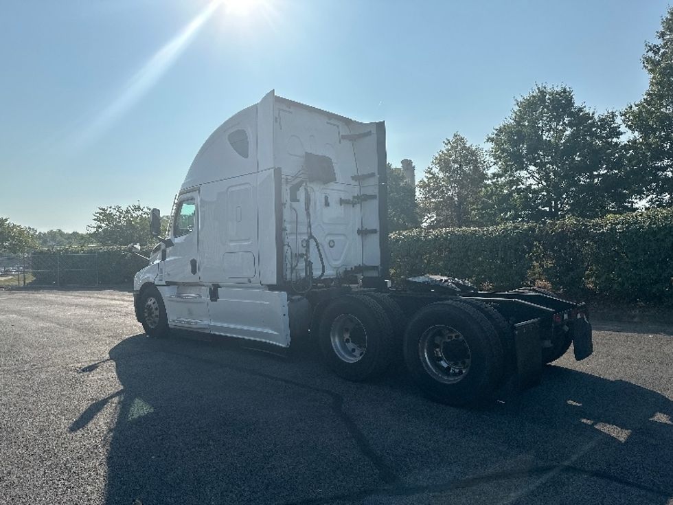 Sleeper Tractor-Heavy Duty Tractors-Freightliner-2021-T12664ST-Nashville (Mount Juliet)-TN-594,936\n\t\tmiles-$ 60,000 - Image 5