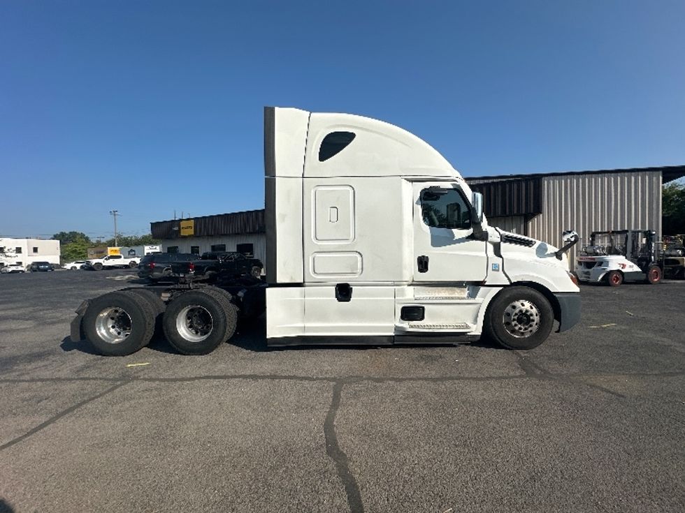 Sleeper Tractor-Heavy Duty Tractors-Freightliner-2021-T12664ST-Nashville (Mount Juliet)-TN-594,936\n\t\tmiles-$ 60,000 - Image 8