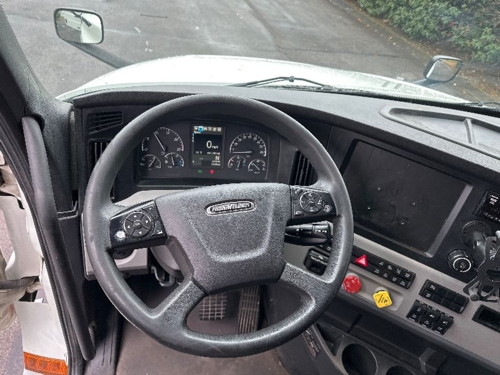 Sleeper Tractor-Heavy Duty Tractors-Freightliner-2021-T12664ST-Nashville-TN-411,243\n\t\tmiles-$ 75,250 - Image 11