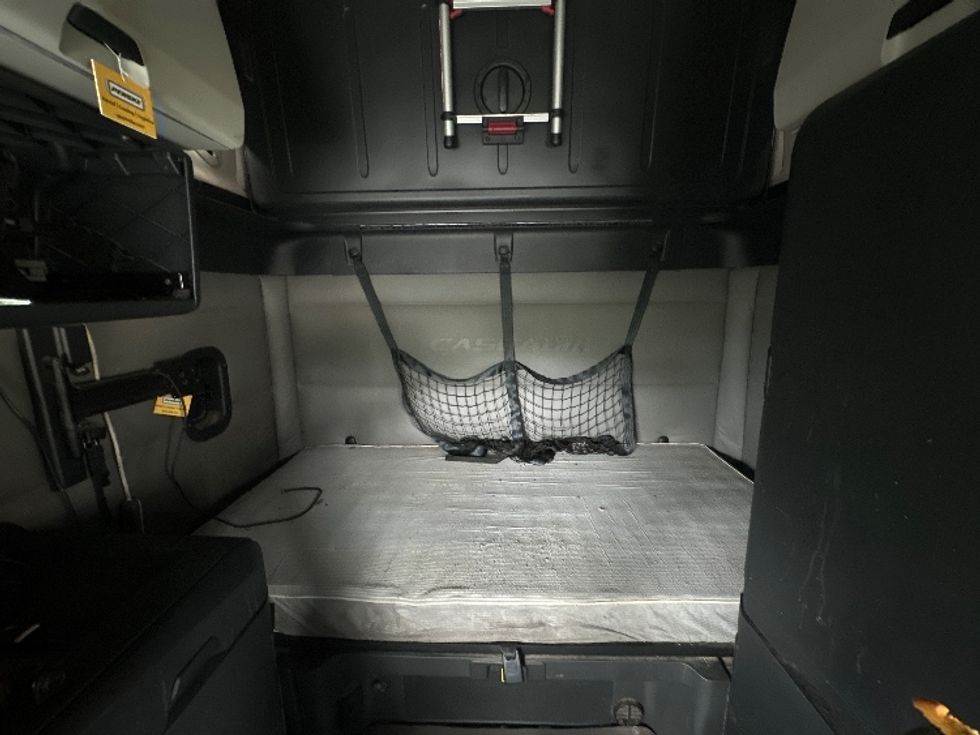 Sleeper Tractor-Heavy Duty Tractors-Freightliner-2021-T12664ST-Nashville-TN-411,243\n\t\tmiles-$ 75,250 - Image 16