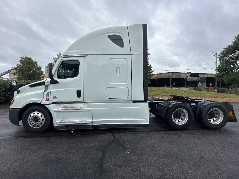 Sleeper Tractor-Heavy Duty Tractors-Freightliner-2021-T12664ST-Nashville-TN-411,243\n\t\tmiles-$ 75,250 - Image 4