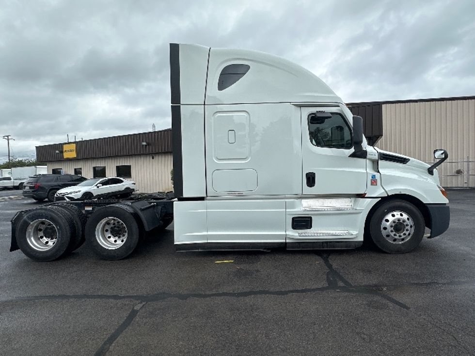 Sleeper Tractor-Heavy Duty Tractors-Freightliner-2021-T12664ST-Nashville-TN-411,243\n\t\tmiles-$ 75,250 - Image 8