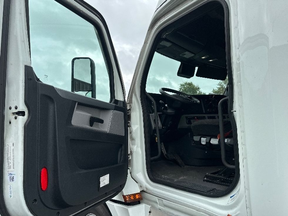 Sleeper Tractor-Heavy Duty Tractors-Freightliner-2021-T12664ST-Nashville-TN-411,243\n\t\tmiles-$ 75,250 - Image 9