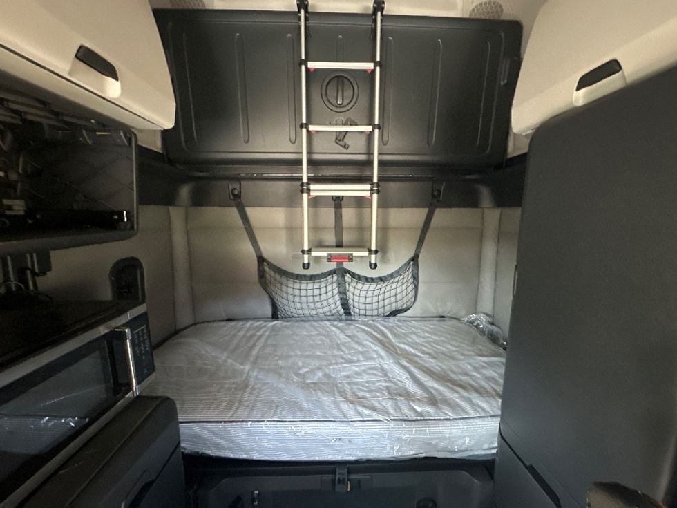 Sleeper Tractor-Heavy Duty Tractors-Freightliner-2021-T12664ST-Nashville-TN-447,009\n\t\tmiles-$ 73,250 - Image 16