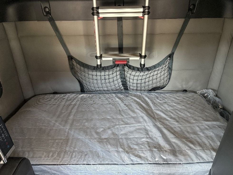 Sleeper Tractor-Heavy Duty Tractors-Freightliner-2021-T12664ST-Nashville-TN-447,009\n\t\tmiles-$ 73,250 - Image 17