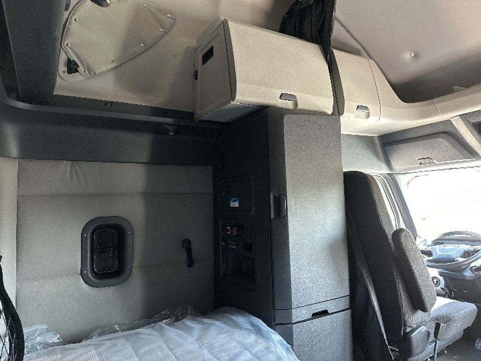 Sleeper Tractor-Heavy Duty Tractors-Freightliner-2021-T12664ST-Nashville-TN-447,009\n\t\tmiles-$ 73,250 - Image 18