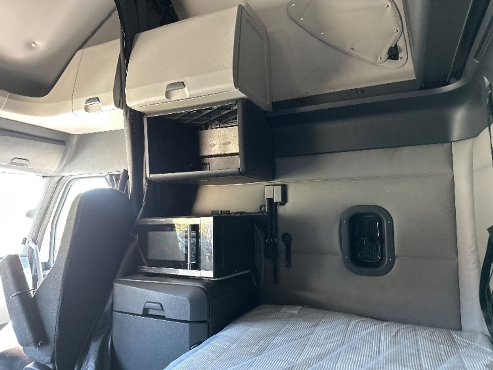 Sleeper Tractor-Heavy Duty Tractors-Freightliner-2021-T12664ST-Nashville-TN-447,009\n\t\tmiles-$ 73,250 - Image 19