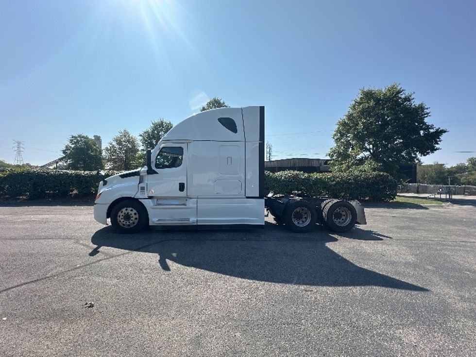 Sleeper Tractor-Heavy Duty Tractors-Freightliner-2021-T12664ST-Nashville-TN-447,009\n\t\tmiles-$ 73,250 - Image 4