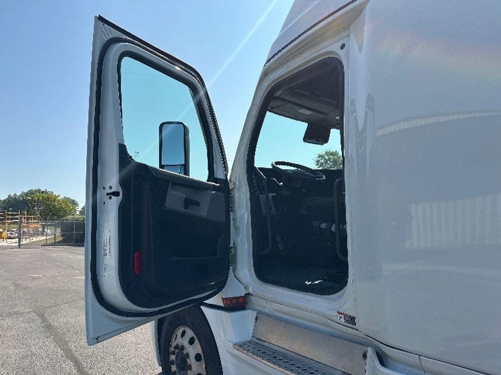 Sleeper Tractor-Heavy Duty Tractors-Freightliner-2021-T12664ST-Nashville-TN-447,009\n\t\tmiles-$ 73,250 - Image 9