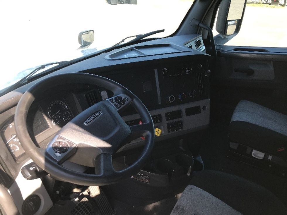 Sleeper Tractor-Heavy Duty Tractors-Freightliner-2021-T12664ST-Nashville-TN-570,035\n\t\tmiles-$ 59,000 - Image 10
