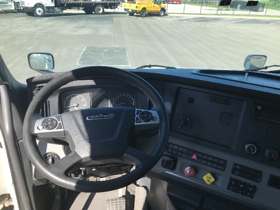 Sleeper Tractor-Heavy Duty Tractors-Freightliner-2021-T12664ST-Nashville-TN-570,035\n\t\tmiles-$ 59,000 - Image 11