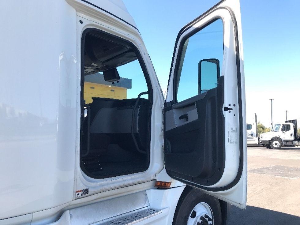 Sleeper Tractor-Heavy Duty Tractors-Freightliner-2021-T12664ST-Nashville-TN-570,035\n\t\tmiles-$ 59,000 - Image 13