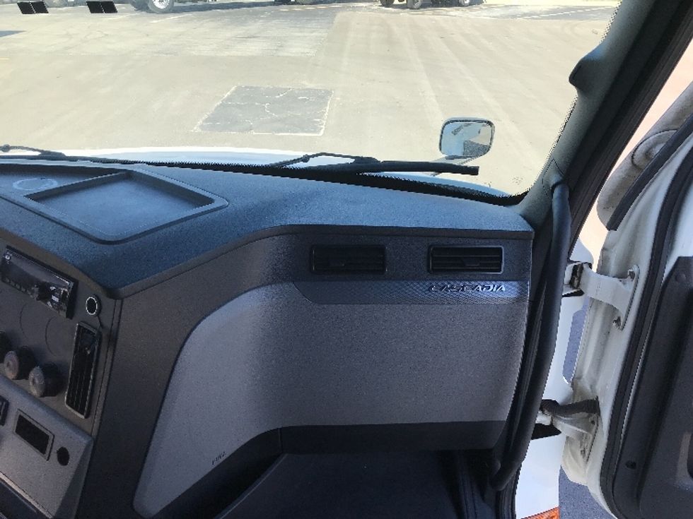 Sleeper Tractor-Heavy Duty Tractors-Freightliner-2021-T12664ST-Nashville-TN-570,035\n\t\tmiles-$ 59,000 - Image 14