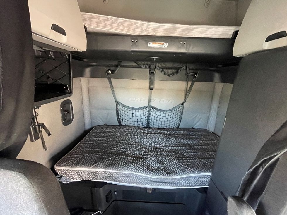 Sleeper Tractor-Heavy Duty Tractors-Freightliner-2021-T12664ST-Nashville-TN-570,035\n\t\tmiles-$ 59,000 - Image 17