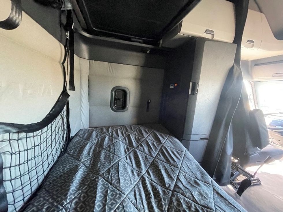 Sleeper Tractor-Heavy Duty Tractors-Freightliner-2021-T12664ST-Nashville-TN-570,035\n\t\tmiles-$ 59,000 - Image 19