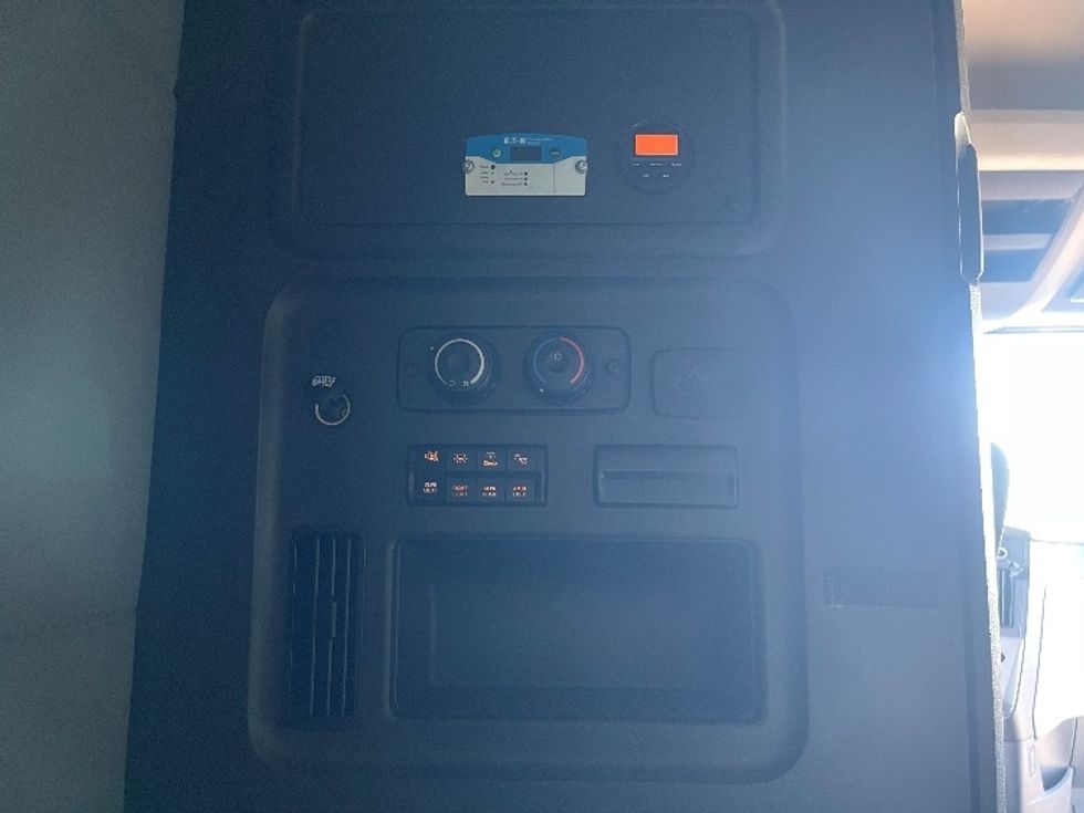 Sleeper Tractor-Heavy Duty Tractors-Freightliner-2021-T12664ST-Nashville-TN-570,035\n\t\tmiles-$ 59,000 - Image 22