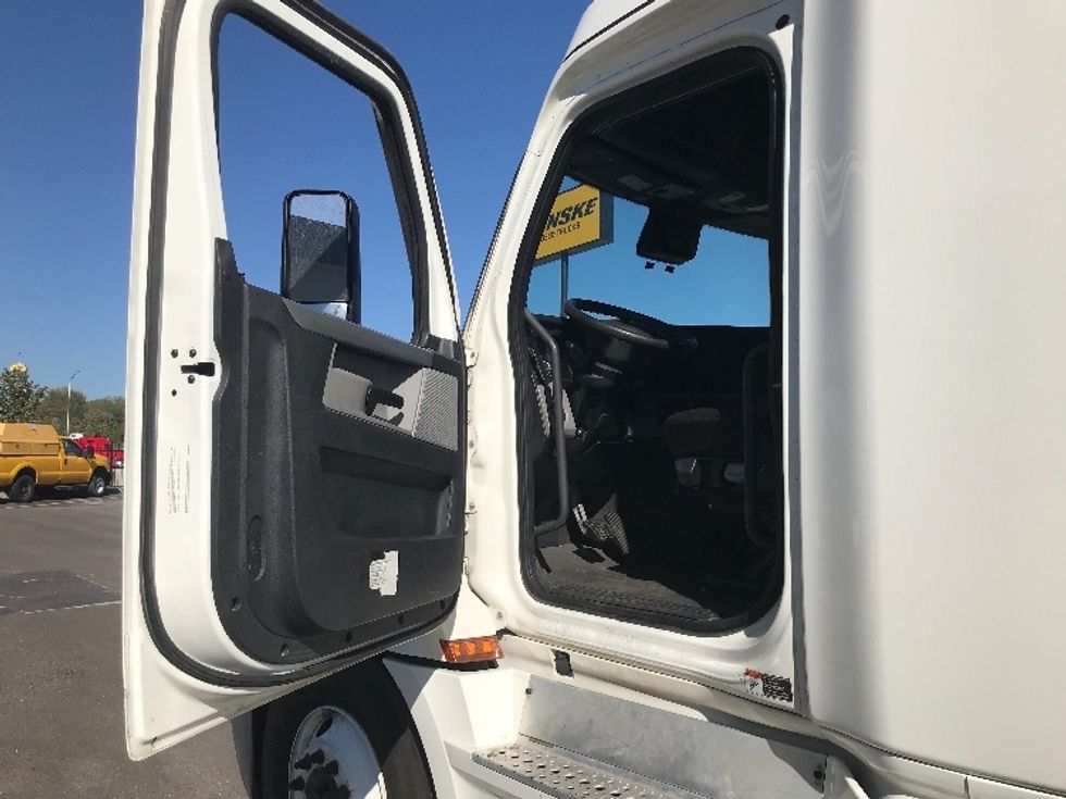 Sleeper Tractor-Heavy Duty Tractors-Freightliner-2021-T12664ST-Nashville-TN-570,035\n\t\tmiles-$ 59,000 - Image 9