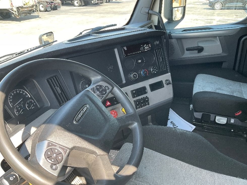 Sleeper Tractor-Heavy Duty Tractors-Freightliner-2021-T12664ST-Neenah-WI-451,744\n\t\tmiles-$ 67,750 - Image 10
