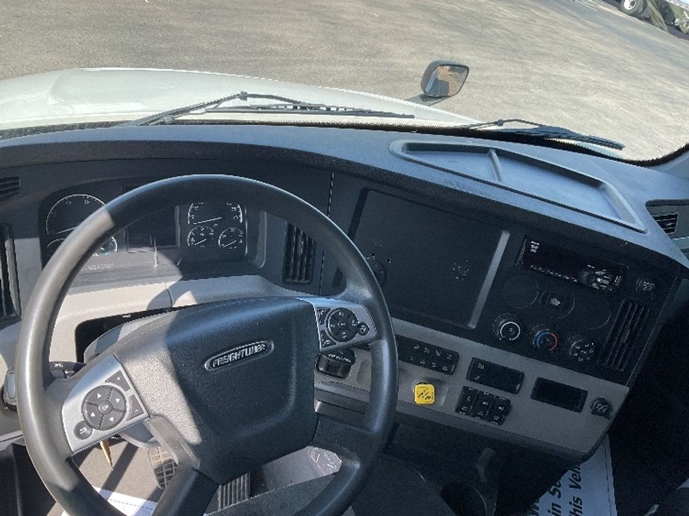 Sleeper Tractor-Heavy Duty Tractors-Freightliner-2021-T12664ST-Neenah-WI-451,744\n\t\tmiles-$ 67,750 - Image 11