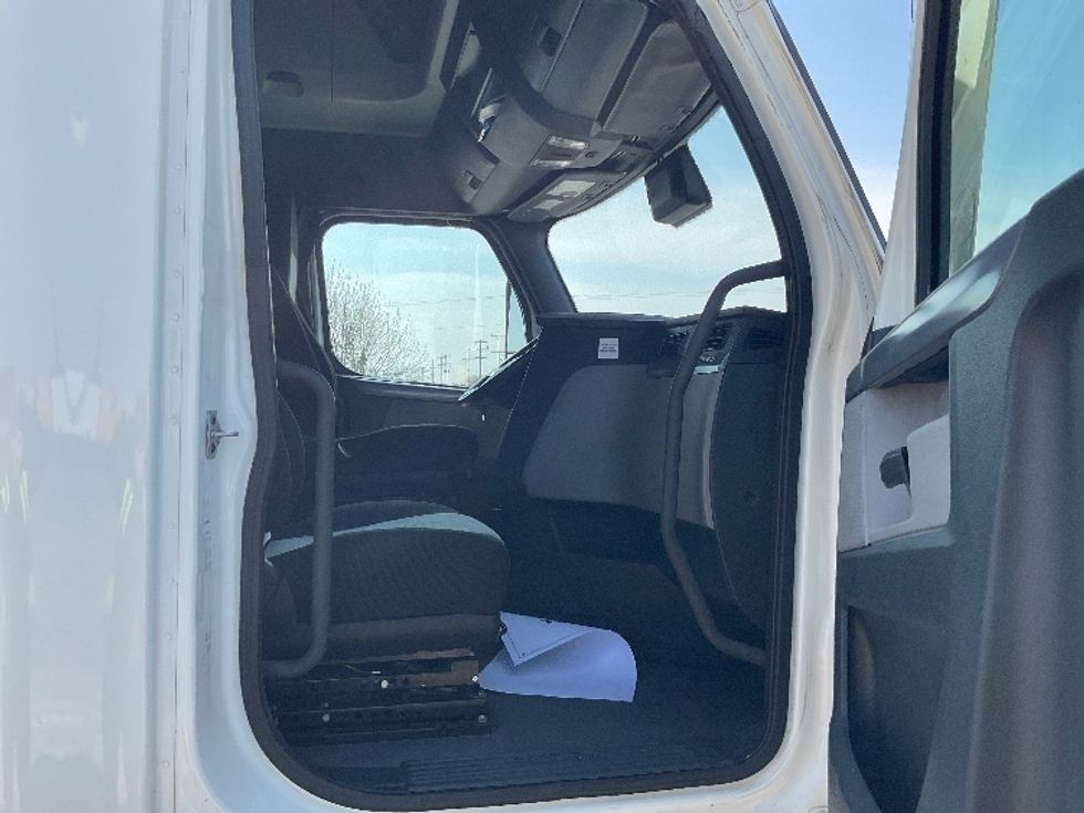 Sleeper Tractor-Heavy Duty Tractors-Freightliner-2021-T12664ST-Neenah-WI-451,744\n\t\tmiles-$ 67,750 - Image 13